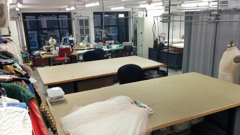 Adjustable cutting tables
